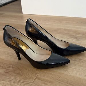 Michael Kors Shiny Dark Blue Pumps